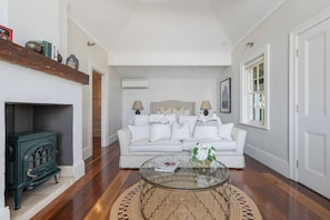TV, fireplace - Ridgedale Cottage, Bayview. The perfect romantic retreat! (Bayview)