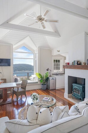 TV, fireplace - Ridgedale Cottage, Bayview. The perfect romantic retreat! (Bayview)