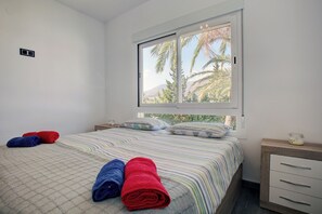 3 bedrooms, desk, iron/ironing board, free WiFi