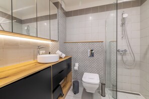 Douche, sèche-cheveux, serviettes fournies, savon