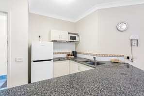 Refrigerador, microondas, placa de cocina, cafetera/tetera