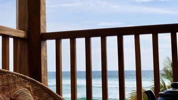 Quarto casal luxo, sacada, vista para o mar | Vista da sacada