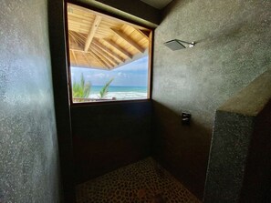 Douche, sèche-cheveux, serviettes fournies, savon