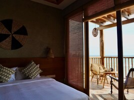 In-room safe, desk, free WiFi