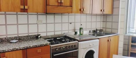 ثلاجة، فرن، موقد طهي مسطح، ماكينة لصنع القهوة/الشاي