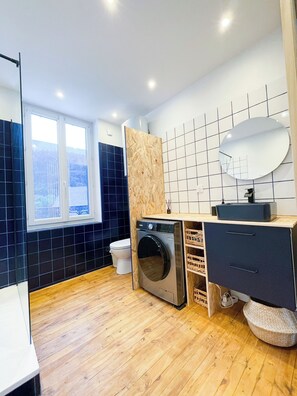 Haartrockner, Handtücher, Seife, Shampoo