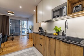 Réfrigérateur, micro-ondes, plaque de cuisson, lave-vaisselle