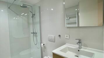 Dusche, Haartrockner, Handtücher, Seife