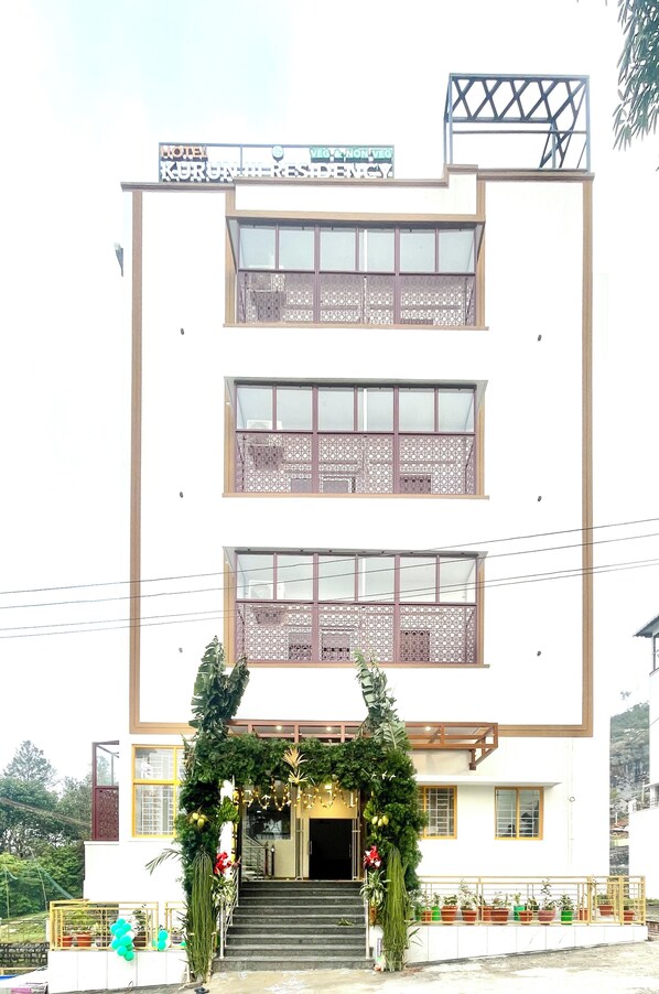Un immeuble de deux étages sur lequel on peut lire l’inscription : « Hôtel Kurunther Residence ».