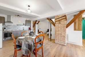 Kylskåp, mikrovågsugn, ugn och spishäll