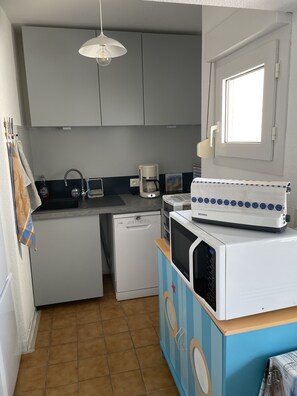 Jääkaappi, mikroaaltouuni, liesi, astianpesukone