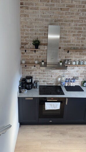 冷蔵庫、電子レンジ、オーブン、コンロ