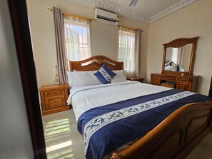 2 bedrooms, iron/ironing board, WiFi - Cozy 2-Bedroom Haven in the Heart of Accra (Accra)