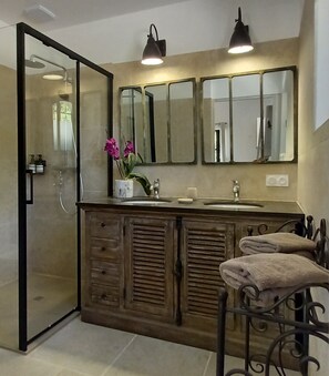 Shower, hair dryer, towels, soap - B&B Au Temps pour Vous, in the middle of the vineyards of Bandol (Le Castellet)