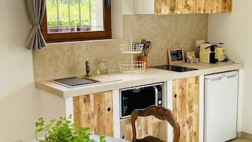 Fridge, microwave, stovetop, coffee/tea maker