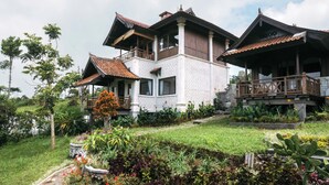 Unclassified image, 2 of 15, button - Girihill Farmhouse (Wanagiri)