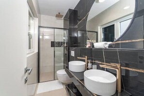 Douche, sèche-cheveux, serviettes fournies, savon