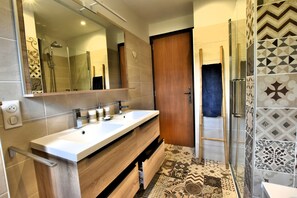 Shower, hair dryer, towels, toilet paper