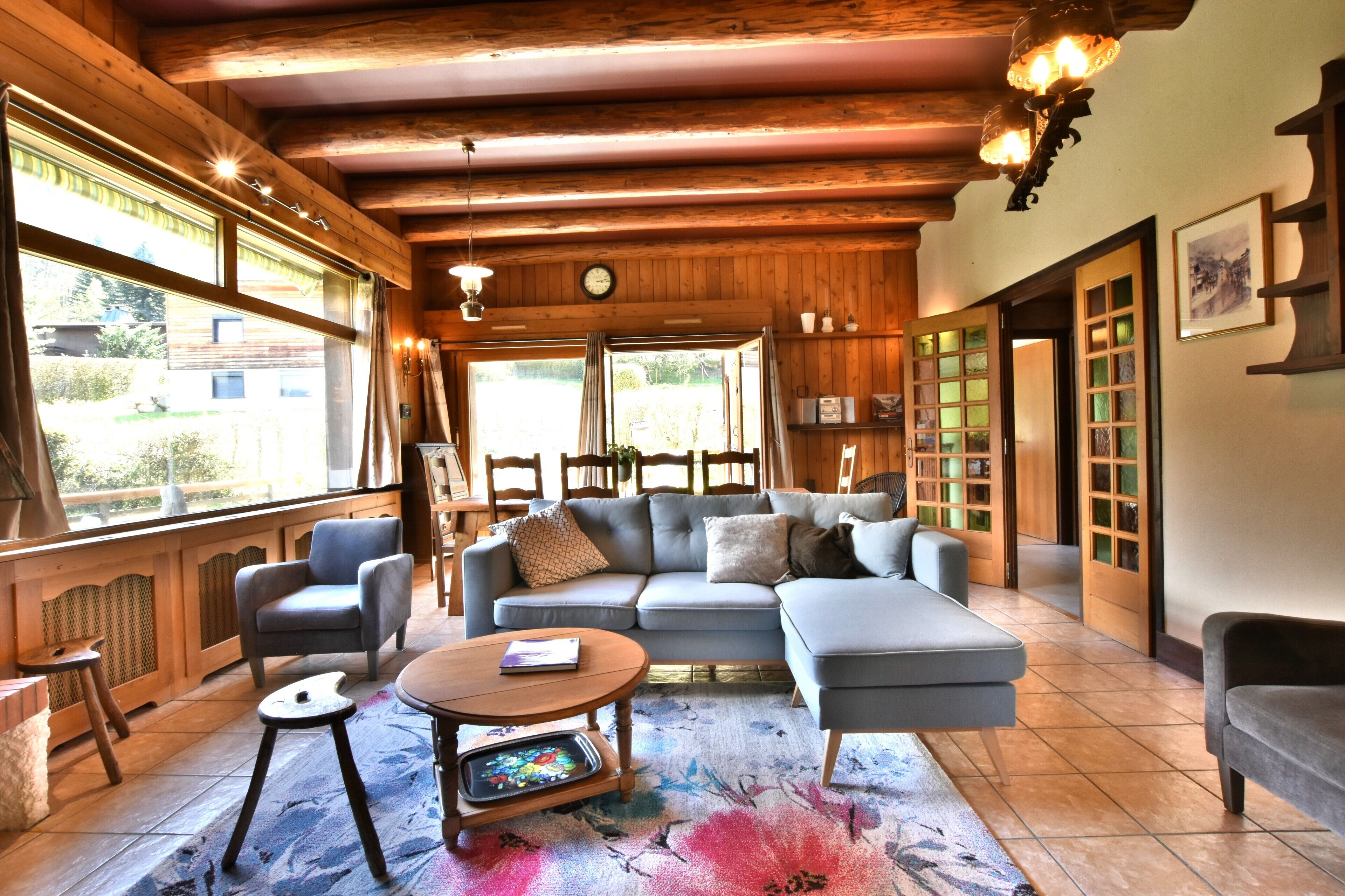 Télévision, cheminée, lecteur de DVD, livres