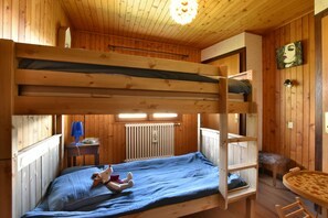 4 bedrooms, desk, iron/ironing board, WiFi