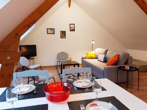 TV - Cozy renovated apartment near Chartres (Le Boullay-Thierry)