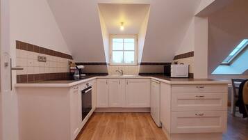 Een koelkast, een microgolfoven, een oven