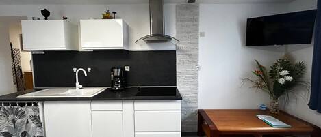 Réfrigérateur, four à micro-ondes, surface de cuisson, cafetiÚre-théiÚre