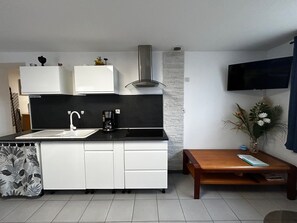 Fridge, microwave, stovetop, coffee/tea maker