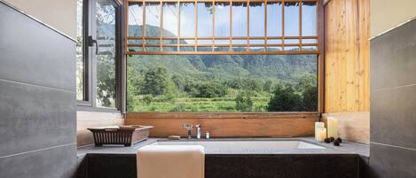 Suite superior, balcón, vistas a la montaña | Baño | Secador de pelo, toallas, jabón y champú