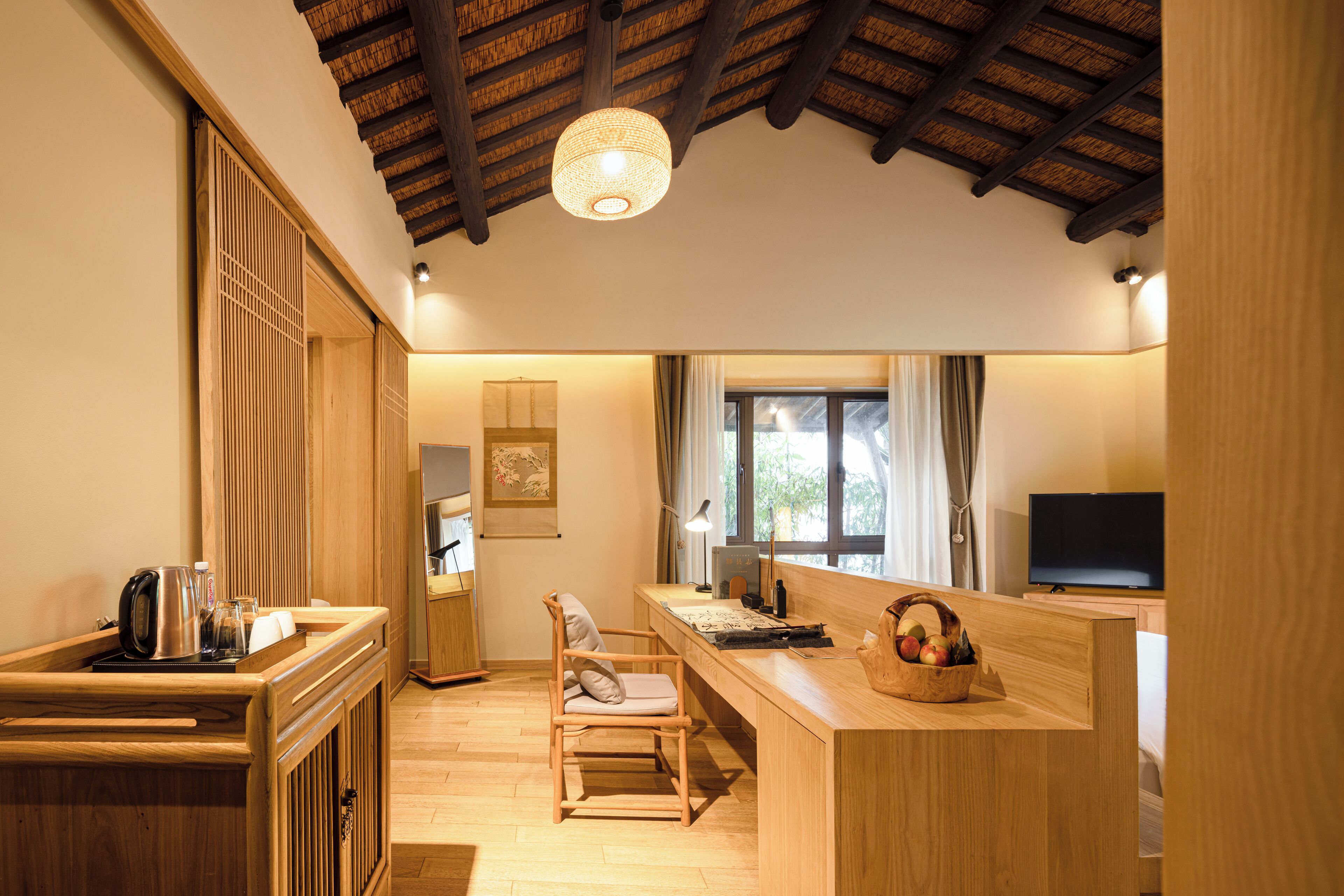 Un interior de madera con una zona de cocina, una mesa de comedor y un televisor.