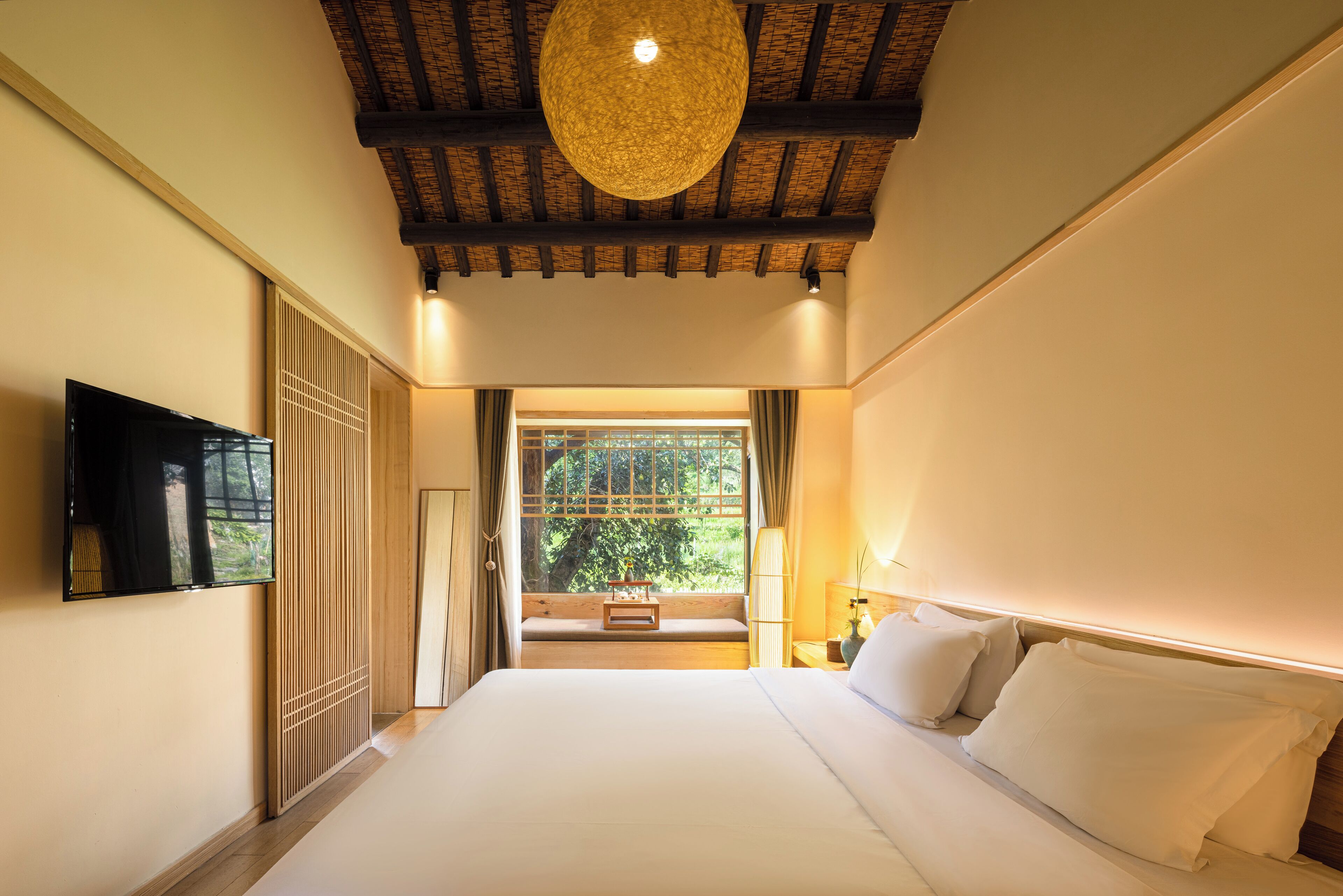 Superior Suite, Balcony, Mountain View | Free WiFi, bed sheets