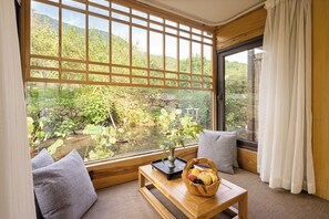 Dobbeltrom – superior, balkong, utsikt mot høyde | Oppholdsområde | Fotballspill og bordtennis