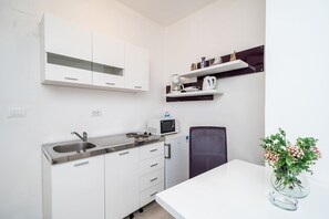 Private kitchen - Apartments Isabora - Studio Apartment (Dubrovnik)