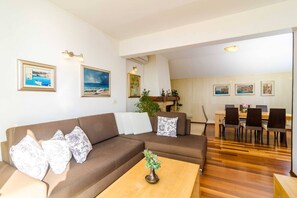 Smart TV - Apartments Isabora - Premium Two-Bedroom Apartment with Terrace and Sea View (Dubrovnik)