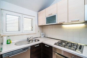 Private kitchen - Apartments Isabora - Premium Two-Bedroom Apartment with Terrace and Sea View (Dubrovnik)