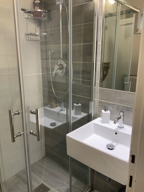 Douche, sèche-cheveux, bidet, serviettes fournies