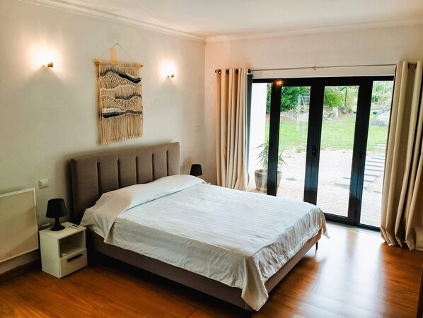 5 bedrooms, desk, iron/ironing board, travel cot