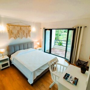 5 bedrooms, desk, iron/ironing board, travel crib