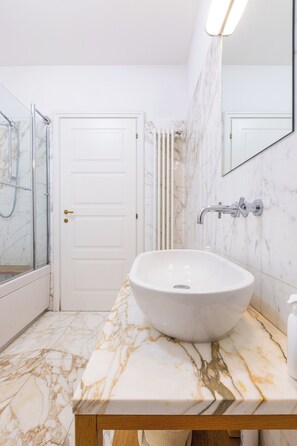 Bruser, hårtørrer, bidet, håndklæder