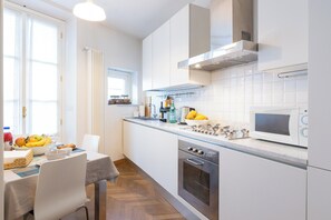 Fridge, microwave, oven, stovetop
