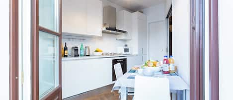Frigorifero, microonde, forno, piano cottura