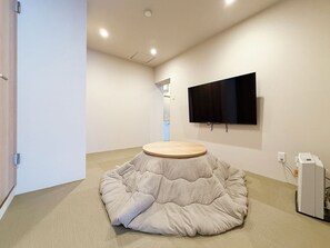 55-inch Smart TV with digital channels - Celine Kanayama (Hiroshima)