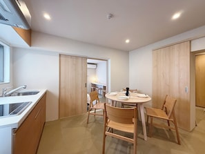 2 slaapkamers, een bureau, een laptopwerkplek