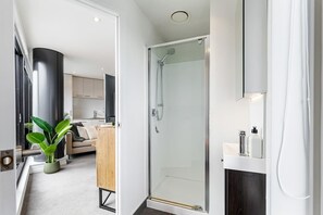 Ducha, secador de pelo y toallas