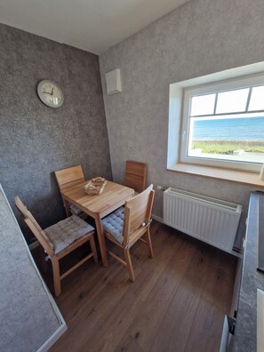 Dining - Apartment 54m² for 1-4 persons directly on the dike, sea view from kitchen and living room (Dahme)
