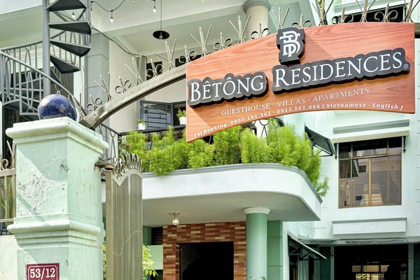 Vista frontal de la propiedad