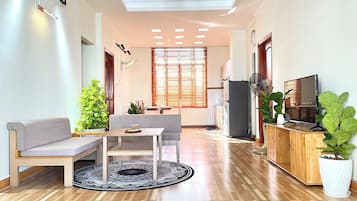 Apartment, 3 Bedrooms, Kitchen, City View | Living area | TV