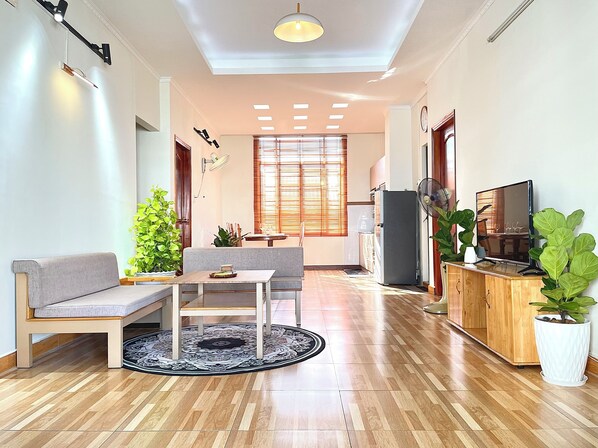 Apartamento, 3 habitaciones, cocina, vistas a la ciudad | Zona de estar | Una televisión