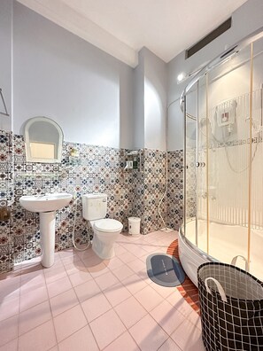 Appartement, 3 chambres, cuisine, vue sur la ville | Salle de bain | Douche, séchoir à cheveux, pantoufles, serviettes fournies