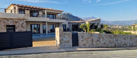 المنشأة من الخارج